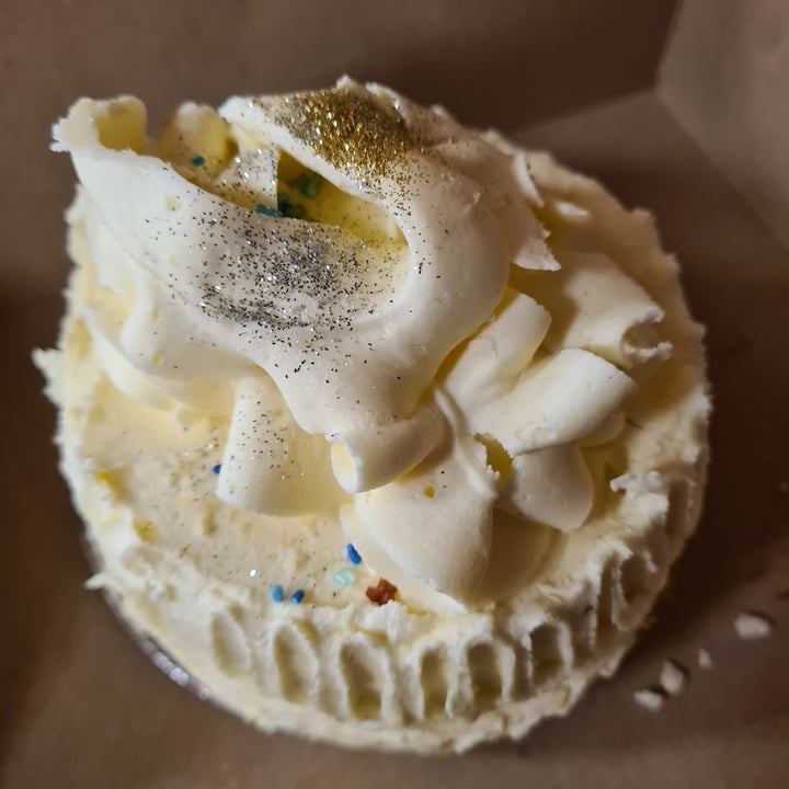 photo of SUPERSPAR Polofields Vegan Cake - vanilla shared by @veronicagroen on  04 Jul 2023 - review