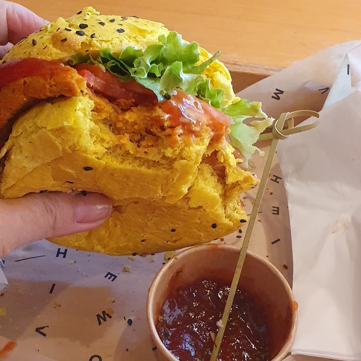 photo of Flower Burger Funky Cecio Vegan Burger shared by @francescarest on  10 Aug 2023 - review