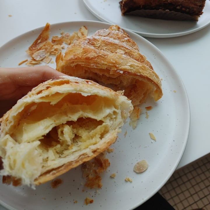 photo of To Live For Bakery & Cafe Almond Croissant shared by @jenniferchou on  18 Feb 2023 - review