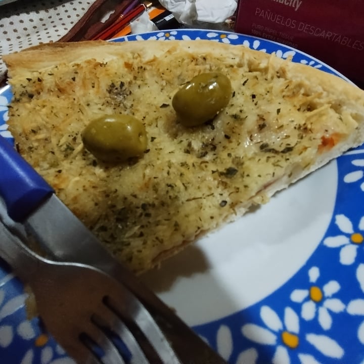 photo of Olivia Empanadas & Pizzas - Avellaneda Pizza VEGANA con Muzzarella de Almendras shared by @felixthephoenix on  13 Mar 2023 - review