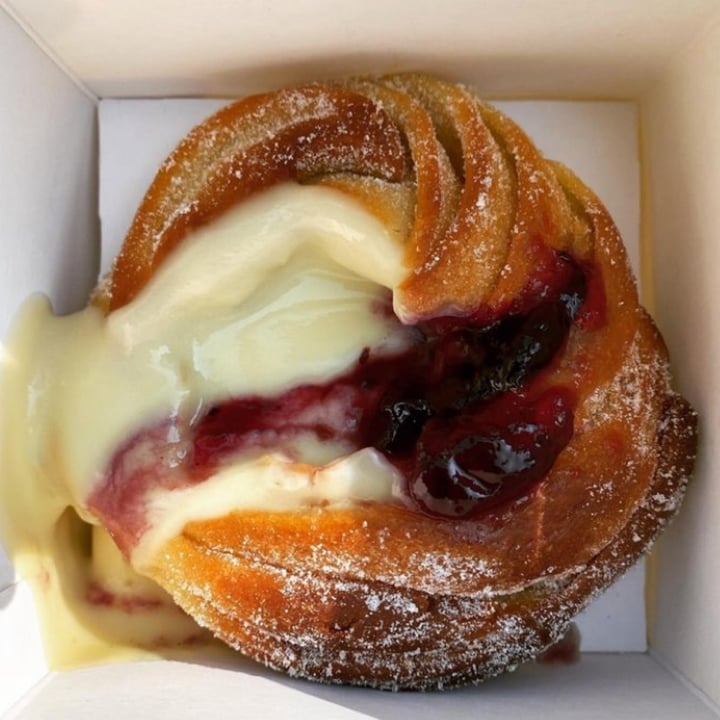 photo of Black Rabbit Custard & Blackcurrant Cruffin shared by @cheapsoybean on  10 Aug 2023 - review