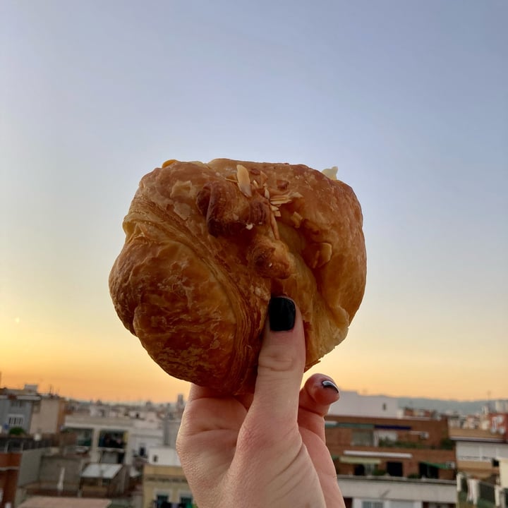 photo of CroisSants Croissant queso y jamón Vegano shared by @asiayportia on  14 Apr 2023 - review