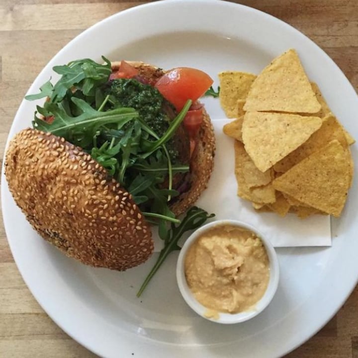 photo of Rocket mushroom and pesto burger shared by @cheapsoybean on  13 Aug 2023 - review