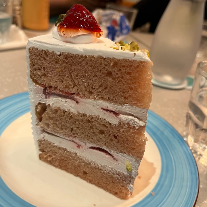 photo of Privé Jewel Changi Airport Strawberry Shortcake (Slice) shared by @iloveanimals87 on  08 Jul 2023 - review