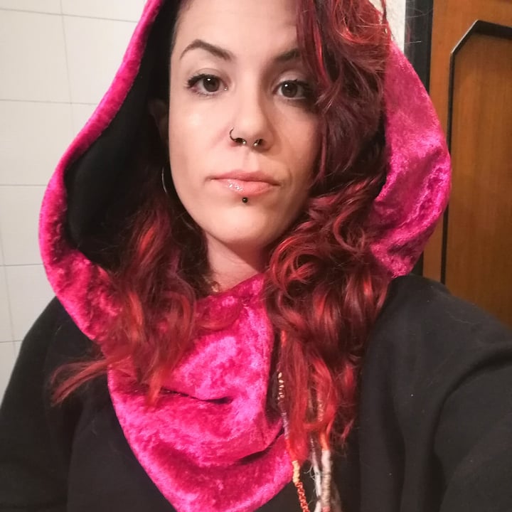 photo of maszynownia crop velour hoodie - fucsia shared by @lagatta86 on  13 Jan 2023 - review