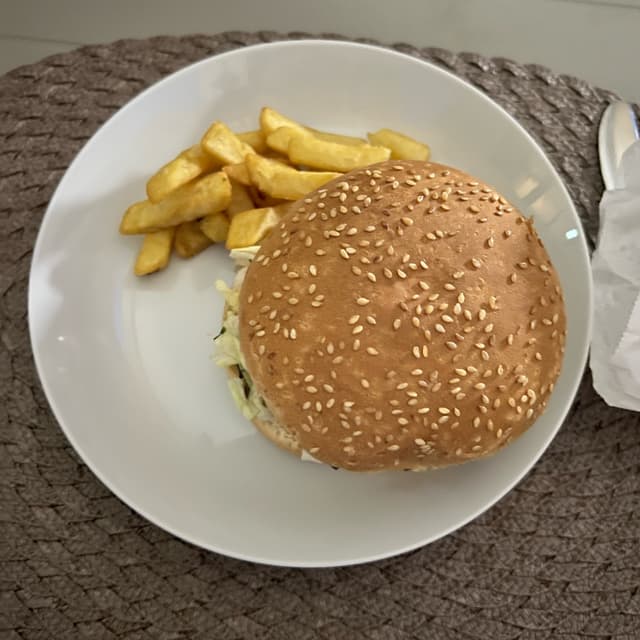 Photo of the dish “Lekker Veggie Burger & Crispy Chips”
