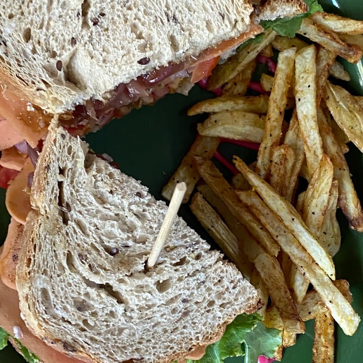 photo of Buena Vida - Plant Based Bar Club Sandwich shared by @dianxtrejo on  24 Jul 2023 - review