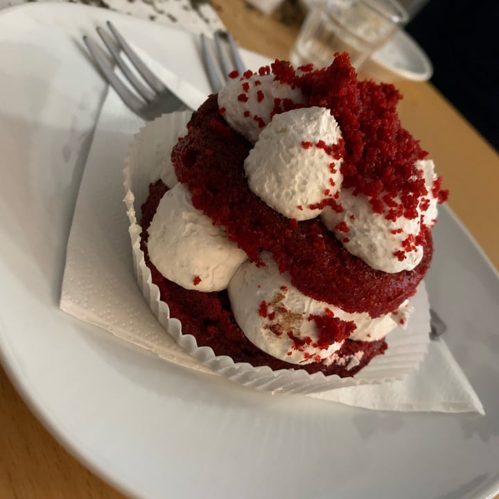 photo of Efrem - Gourmet Boutique and Finest Bar red velvet lamponi shared by @francibet on  01 Jan 2023 - review