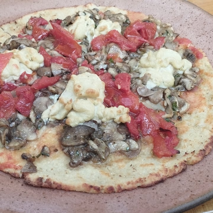 photo of Salvi Café e Cozinha Pizza Trufada Vegana Com Massa De Couve Flor shared by @lelelarcher on  13 Feb 2023 - review