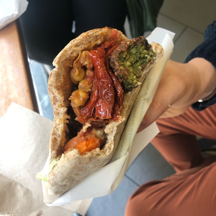 photo of Maoz Vegetarian Falafel Sandwich shared by @parentesigraffa on  17 Mar 2023 - review