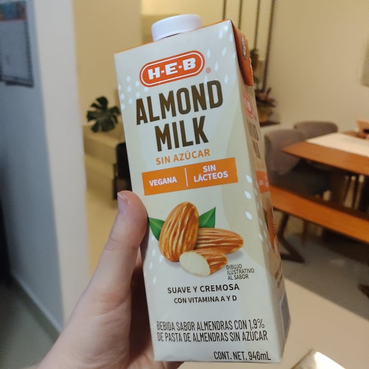 photo of HEB Almond Milk shared by @yarabotteon on  21 May 2023 - review
