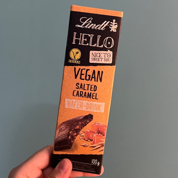 photo of Lindt chocolate vegano caramelo salgado shared by @mglncl on  21 Apr 2023 - review