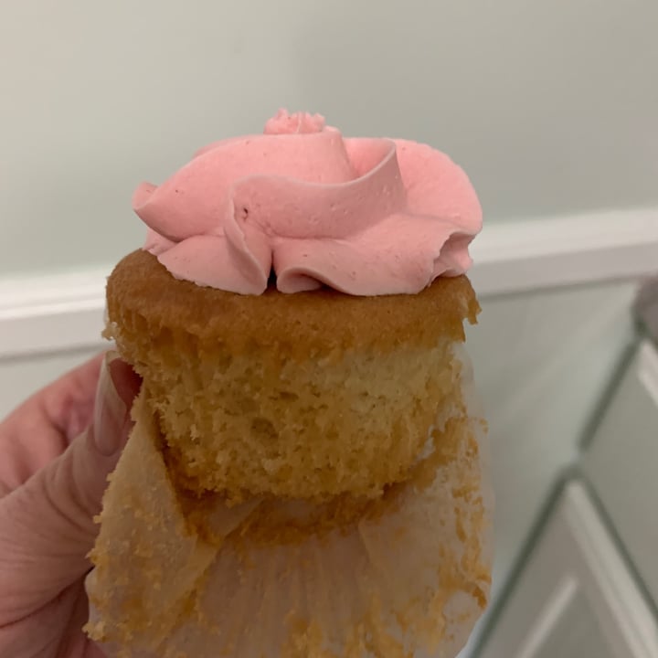 photo of Just Desserts San Francisco Vegan Strawberry Vanilla Cupcakes shared by @onehungryvegan on  28 Mar 2023 - review