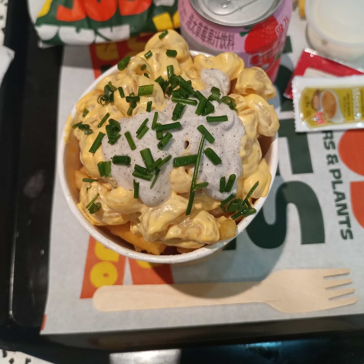 photo of JOY Burgers papas mac and cheese shared by @julisvegan on  27 Apr 2023 - review