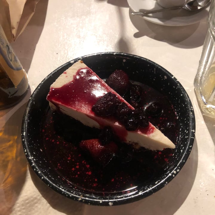 photo of Pura Restoran cheesecake de limon con frutos rojo shared by @maiterodriguez on  05 Feb 2023 - review