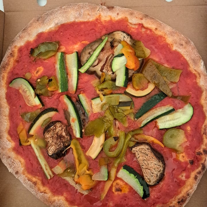 photo of Pizza in Piazza Pizza Rossa Con Verdure shared by @beapoppi on  28 Feb 2023 - review