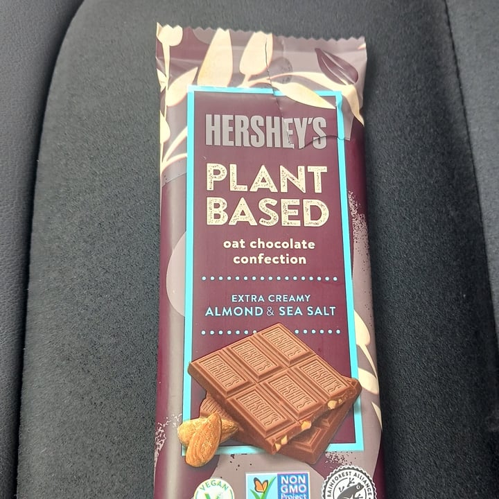 photo of Hershey's Oatmilk and Almond Chocolate Bar shared by @heartartichokehearts on  17 Jun 2023 - review