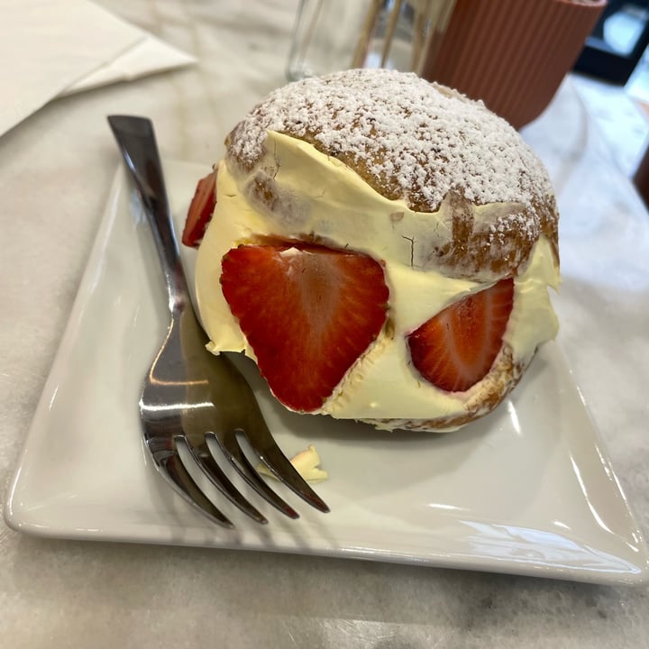 photo of Pasticceria Nepà maritozzo con fragole shared by @carotinaincucina on  18 May 2023 - review