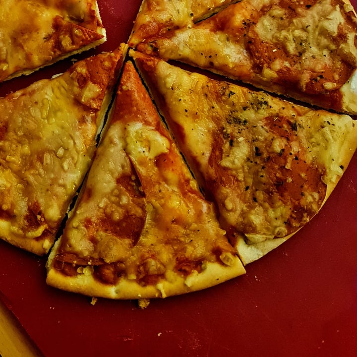 photo of Vemondo Stonebaked pizza salami style shared by @bl0bfishy on  06 Jan 2023 - review