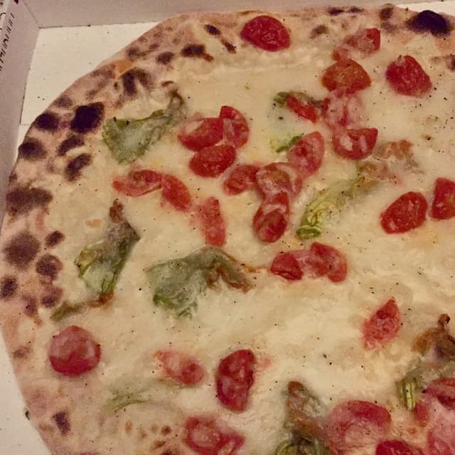 Photo of the dish “pizza fiori di zucca e pachino”