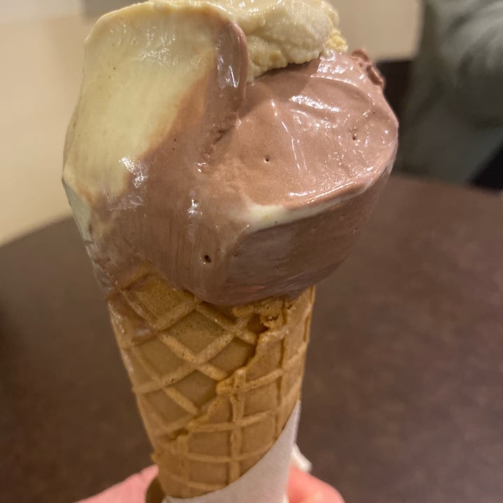 photo of Grezzo Raw Chocolate gelato gianduia e caramello salato shared by @tattavegan on  07 Jan 2023 - review