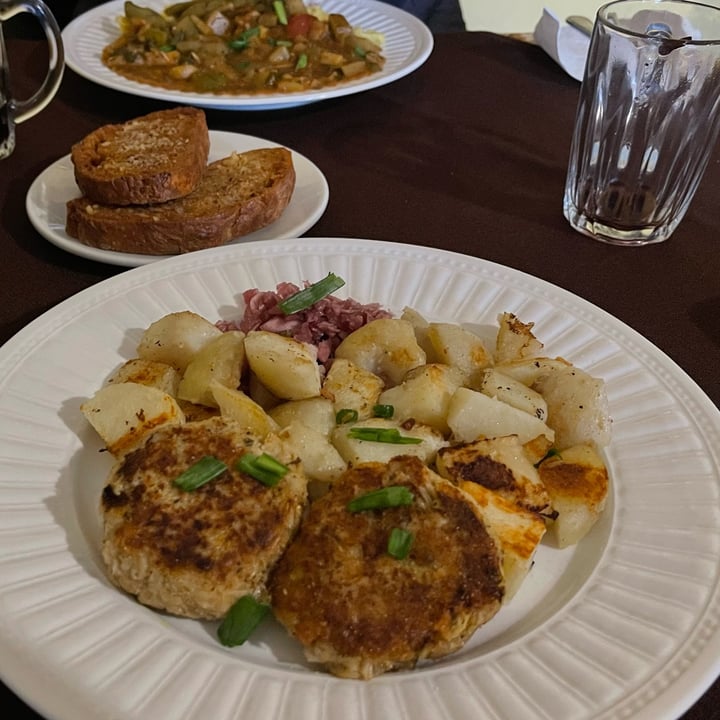 photo of Red Chateau garlic bread, achocha, goulash, patties, apple strudel shared by @tanyadeporto on  20 Mar 2023 - review
