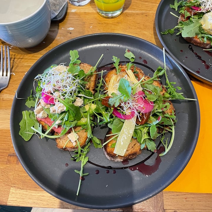 photo of Horizon Brunch toast avo and pesto ross’toast shared by @v-gan on  14 Jul 2023 - review