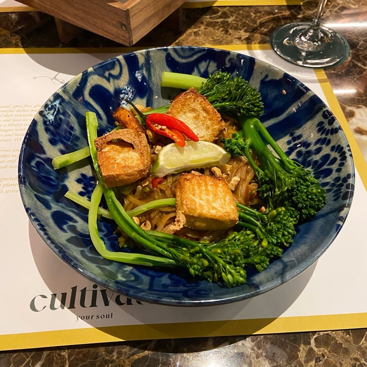 photo of Cultivate Cafe Pad Thai Rice Noodle With Baked Tofu Beansprouts, Mangetout, Chillies, Lime & Roasted Peanuts shared by @dafnelately on  16 Feb 2023 - review