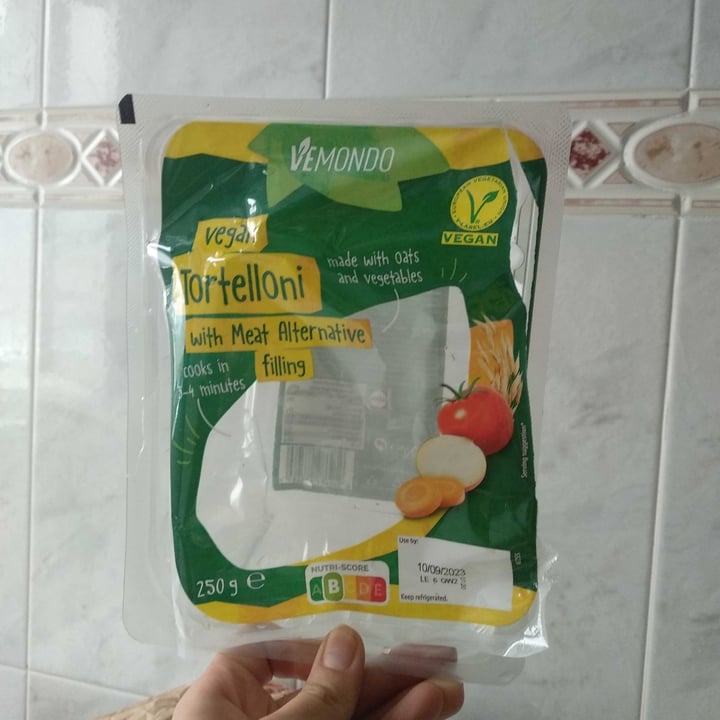 photo of Vemondo vegan tortelloni with meat alternative filling shared by @lasonrisadeltrece on  09 Aug 2023 - review