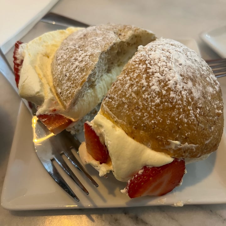 photo of Pasticceria Nepà maritozzo con fragole shared by @anto990 on  29 May 2023 - review