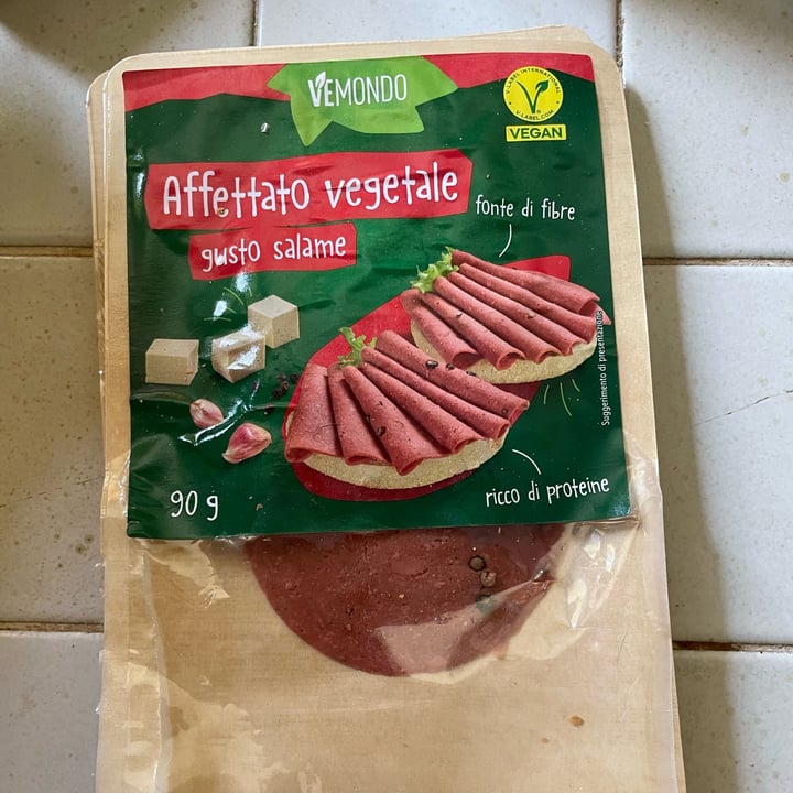 photo of Vemondo Affettato Vegetale Gusto Salame shared by @erikadentis on  03 Aug 2023 - review