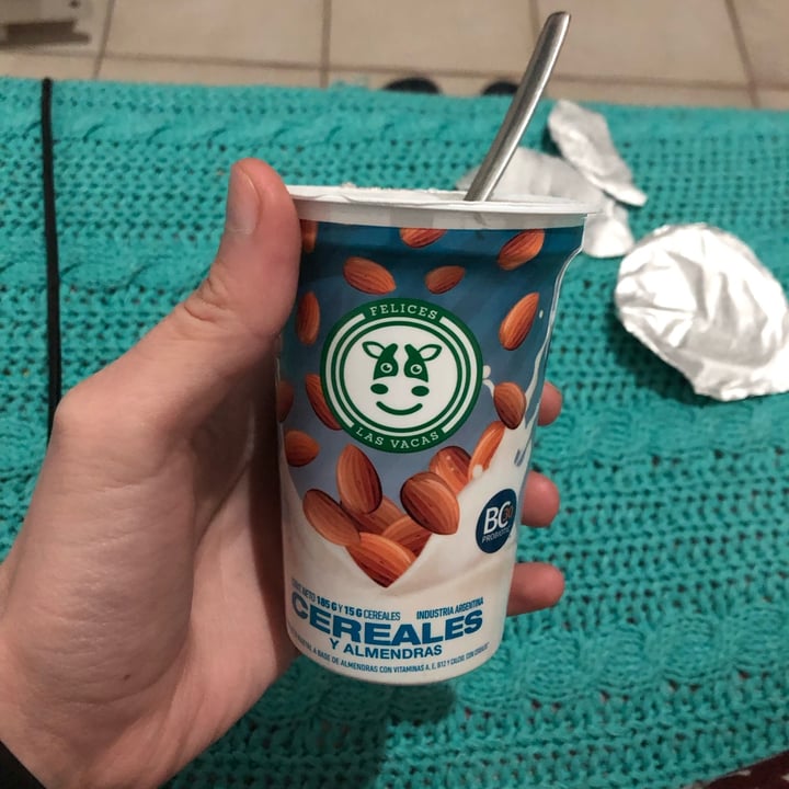 photo of Felices Las Vacas Yogurt de Almendras con Cereales shared by @ailincufre on  13 May 2023 - review