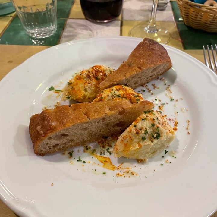 photo of Osteria Veggente Hummus Di Ceci Bio Con Focaccia Integrale shared by @artila on  09 Jun 2023 - review