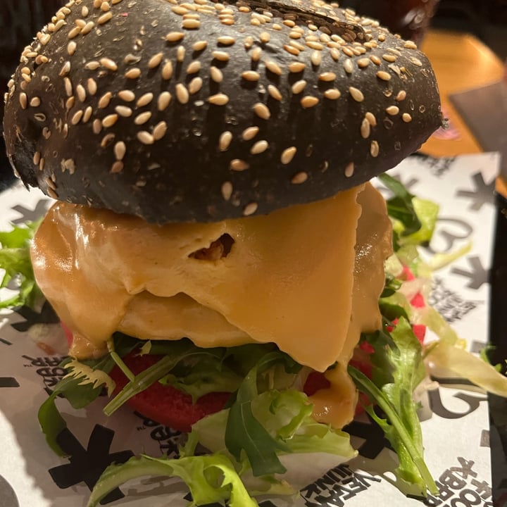 photo of Vegan Junk Food Bar Burguer shared by @carlottagardiola on  29 Mar 2023 - review