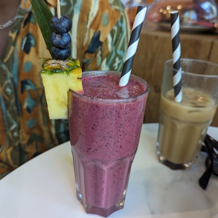 photo of Equilibrium Cafè Brvnch&Coffee berry Smoothie shared by @lydiahawkins on  24 Jul 2023 - review