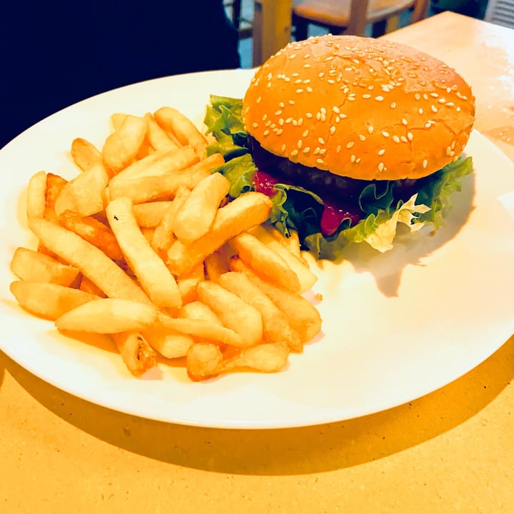 photo of Il Vegano - Firenze Burger Vegano Con Patate Fritte Bio shared by @chiaramauro22 on  31 Dec 2022 - review