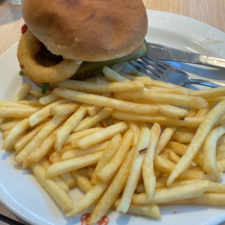 photo of Olís vegan burger shared by @ciliegia on  31 Jul 2023 - review