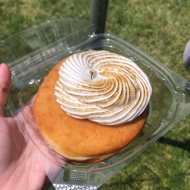 photo of Vegan Treats, Inc. Lemon meringue donut shared by @veganchailatte on  23 May 2023 - review