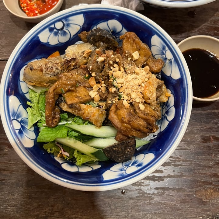 photo of Co Chung - Authentic taste of Vietnam @Boat Quay Vegetarian Dry Vermicelli with Crispy Spring Roll Bun Thit Nuong Chay shared by @wathoney on  24 Mar 2023 - review