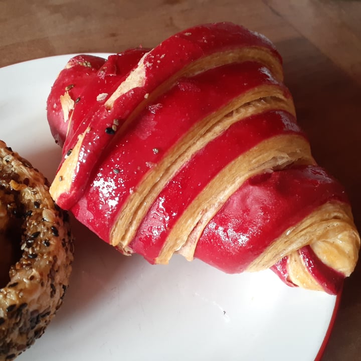 photo of Le Panem Callao croisant de pastelera y frutilla shared by @lalaveg on  28 Jun 2023 - review