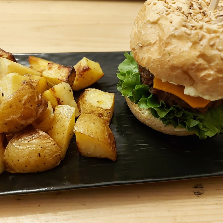 photo of ...IDEM CON PATATE Panino burger Beyond meat shared by @salerena on  09 Mar 2023 - review