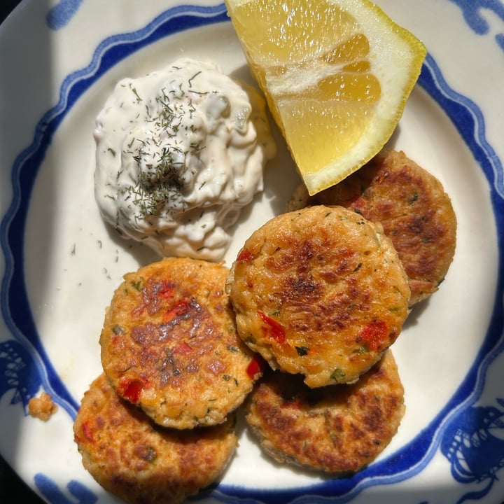 photo of Good Catch Plant Based Crab Cakes shared by @carolbrittx on  11 Apr 2023 - review