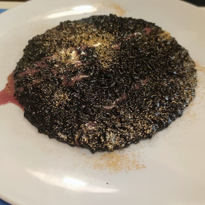 photo of Ristorante La Casina di Alice Risotto All'aglio Nero E Carbone Vegetale Con Sentori Agrumati, Glassa Di Melograno E Polvere D'oro shared by @itslara on  25 Jul 2023 - review