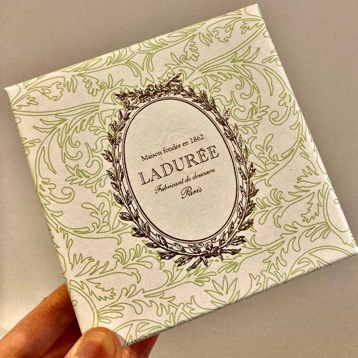 photo of Ladurée Assortiment Macarons Végans shared by @miyukudo on  07 Jan 2023 - review