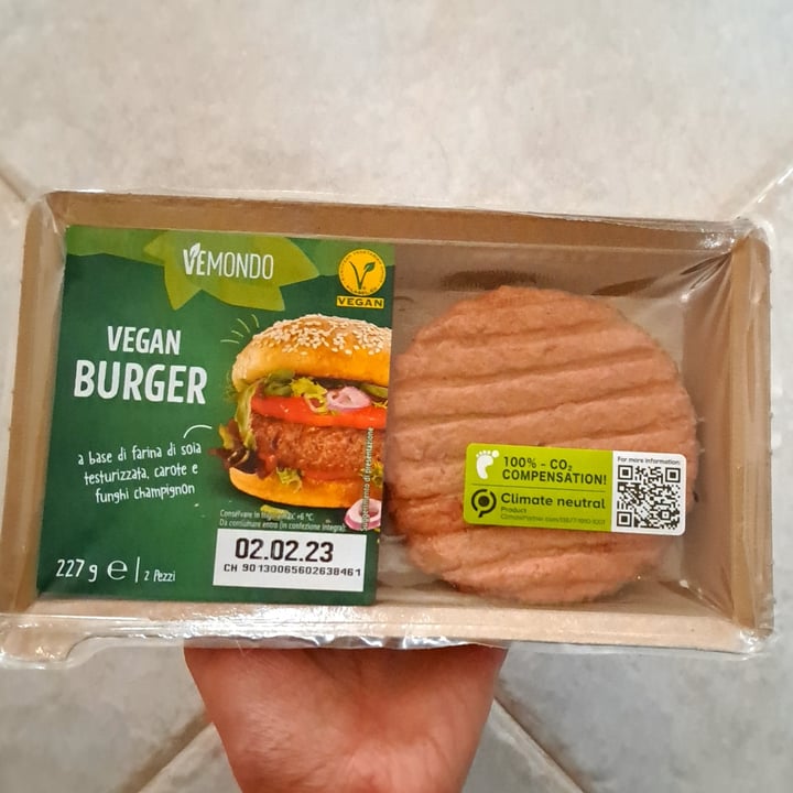 photo of Vemondo Vegan Burger a base di farina di soia, carote e funghi champignon shared by @giuliasmart on  02 Feb 2023 - review
