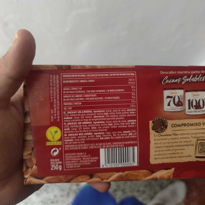 photo of Valor Chocolate puro con almendras shared by @kinggorilla on  08 Aug 2023 - review