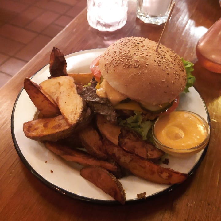 photo of Emma Pea Berlin Beast Burger shared by @bratkart0ffel on  24 May 2023 - review