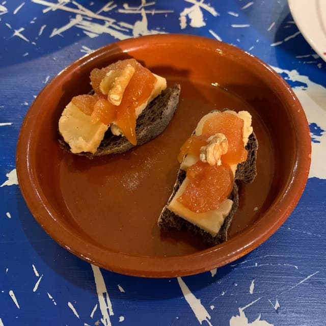 Photo of the dish “Mini tosta con queso, membrillo y nueces”