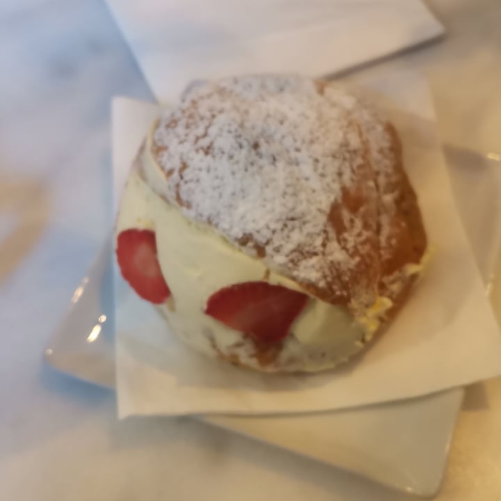photo of Pasticceria Nepà maritozzo con fragole shared by @fradora on  19 May 2023 - review