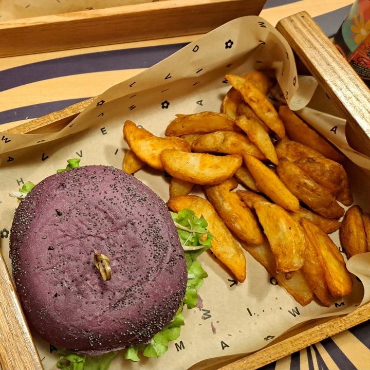 photo of Flower Burger Flower burger shared by @veggiemarti on  19 Jun 2023 - review